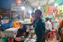 Street Food: मधुबनी में धमाल मचा रहा है अंडा वाला पोहा, आपने खाया क्या यह नया आइटम?