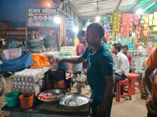 मधुबनी में धमाल मचा रहा है अंडा वाला पोहा, आपने खाया क्या यह नया आइटम?