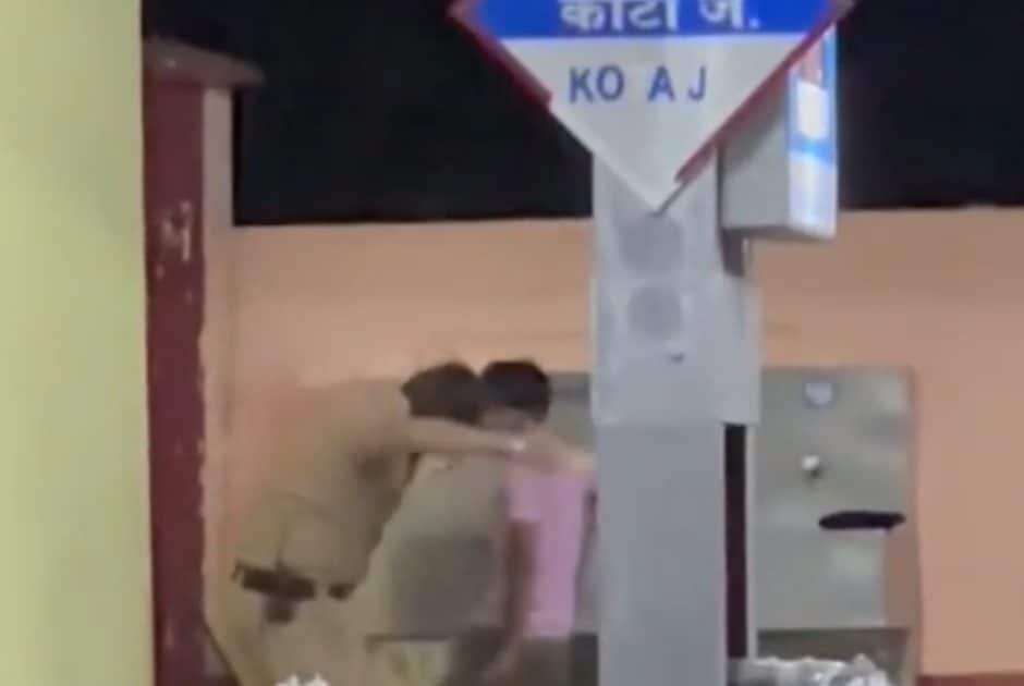 Viral Video: आरपीएफ कॉन्स्टेबल ने की ‘डंडे से मरम्मत’, हाथ में आया संस्पेंशन लेटर, जानें मामला