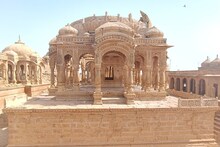 जैसलमेर में स्थित हैं राजघराने के पूर्वजों की छतरियां, मान्यता है कि इन्हें आज तक कोई गिन‌ नहीं पाया