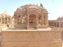 जैसलमेर में स्थित हैं राजघराने के पूर्वजों की छतरियां