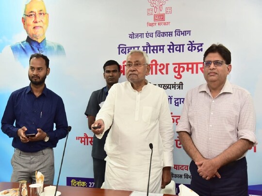 मौसम बिहार ऐप लांच करते सीएम नीतीश कुमार