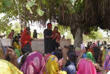 Menstrual Hygiene Day: गांव-गांव में मासिक धर्म की भ्रांतियों को तोड़ता नुक्कड़ नाटक, फैला रहे जागरूकता