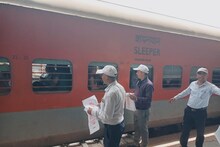 सीवान जंक्शन पर रेलवे ने चलाया मिशन लाइफ आभियान, यात्रियों को बांटे गए कपड़े के थैले