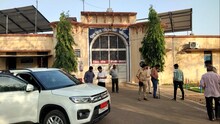 जेल में कैदियों ने किया जमकर हंगामा, कुछ ने काटी हाथ की नस, बाकियों ने किया खाने का बहिष्कार
