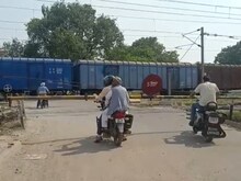 हर 12 से 15 मिनट बाद रेलवे फाटक हो जाता है बंद,लोगों में दिखा आक्रोश