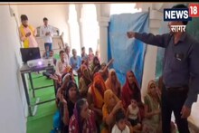 MP News: सागर के शिक्षक का निराला अंदाज, बुजुर्गों को करा रहे 'अक्षर ज्ञान'