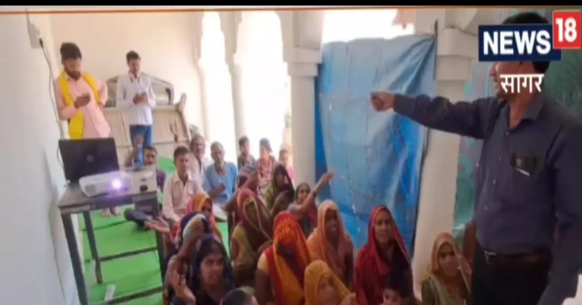 MP News: सागर के शिक्षक का निराला अंदाज, बुजुर्गों को करा रहे ‘अक्षर ज्ञान’