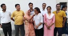 JAC 12th Result : देवघर की खुशी गांव में पढ़कर बनी जिला टॉपर, हासिल किए 91.6% अंक