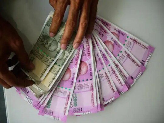 भारतीय रिजर्व बैंक ने 2000 रुपए के नोट को सर्कुलेशन से हटाने का फैसला किया है. (Symbolic Image)
