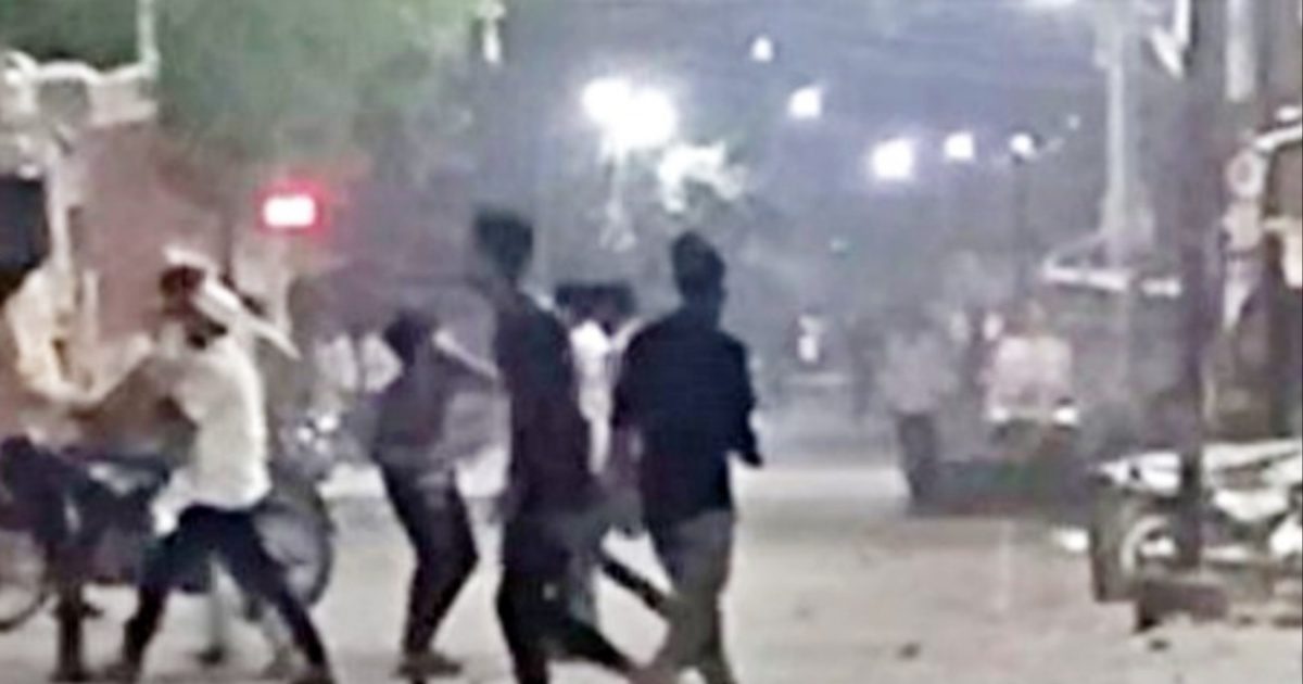 महाराष्ट्र के अकोला में हिंसा और आगजनी में 1 की मौत, पुलिस थाने पर ...