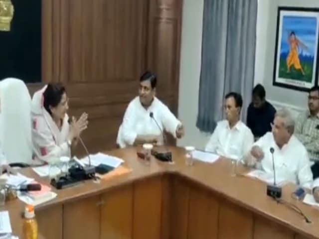 राजस्थान अब कांग्रेस प्रदेश अध्यक्ष डोटासरा और MLA पारीक भिड़े, Video वायरल राजस्थान अब कांग्रेस प्रदेश अध्यक्ष डोटासरा और MLA पारीक भिड़े, Video वायरल