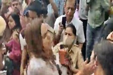 VIDEO: कुत्तों के काटने की समस्या पर संगोष्टी में भिड़ी महिलाएं, जड़ा थप्पड़