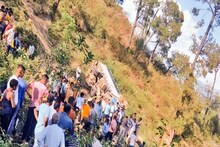 हिमाचल के योल में बड़ा हादसा, कैंटर खाई में गिरा, पति-पत्नी औऱ बेटी सहित 5 लोगों की मौत