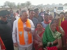 छत्तीसगढ़ः पूर्व सीएम रमन सिंह राजनांदगांव दौरे पर, गौठानों का कर रहे निरिक्षण