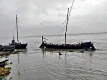 यूपी में गंगा नदी में बड़ा हादसा, 30 सवारों से भरी नाव पलटी, 4 महिलाओं की मौत