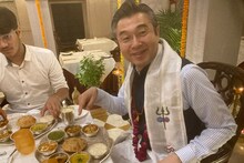 VIDEO: जापानी राजदूत पर चढ़ा बनारसी रंग, बाबा विश्वनाथ के दर्शन बाद खाए गोलगप्पे और पान