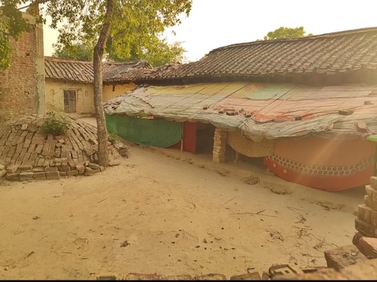 पिछले सप्ताह से बंद घरों के दरवाजे पर ताले लटके हुए हैं. गांव में सन्नाटा पसरा हुआ है. पुलिस की कार्रवाई से डर और भयभीत के साए में जीने को मजबूर हैं. 