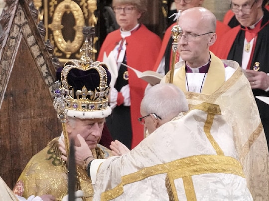 किंग चार्ल्स III का शनिवार शाम ब्रिटेन के महाराजा के रूप में राज्याभिषेक किया गया. (AP फोटो)