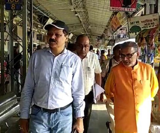मोतिहारी के बाबू धाम स्टेशन का निरीक्षण करते हुए सांसद राधा मोहन सिंह. 