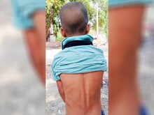 आम तोड़ने पर मासूम को दबंगों ने जमकर पीटा, फिर कमरे में बंद कर बेल्ट से मारा