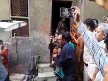 एक साल से घर में कैद 2 बहनें, कमरे में अंधेरा और बदबू ही बदबू, जानें-मामला