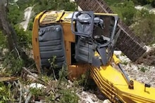 हिमाचल में हादसेः शिमला में JCB मशीन और कार खाई में गिरी, 5 लोगों की मौत, 6 घायल