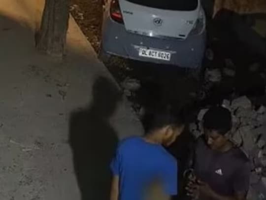 दिल्ली नाबालिग लड़की की हत्या में नया CCTV, मर्डर से पहले लड़की का इंतजार करता दिखा आरोपी साहिल