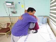 CM केजरीवाल LNJP में सत्‍येंद्र जैन से म‍िले गले, बताया-'ब्रेव मैन.. हीरो...'
