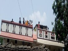 OMG: बाघ को देख 'शेरनी' ने मचाया शोर तो 3 बच्चों की बच सकी जान, दहशत में लोग