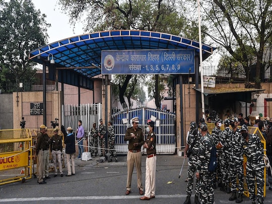 दिल्ली की तिहाड़ जेल में कैदियों के बीच फिर गैंगवार, गंभीर रूप से घायल 2 कैदी अस्पताल में भर्ती
