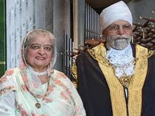 ब्र‍िटेन के कोवेंट्री (Coventry) शहर में रहने वाले एक स्थानीय ब्रिटिश सिख काउंसलर ने पहला लॉर्ड मेयर (New Coventry Lord Mayor) बनकर इतिहास रच दिया है. (Photo-@elliejbrown)