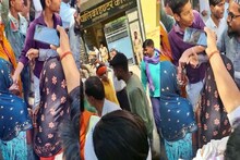 UP Nikay Chunav 2023: मऊ में बुर्का पहनकर फर्जी वोट डालने पहुंची 15 महिलाएं गिरफ्तार, आजमगढ़ में BJP वर्कर्स-पुलिस में नोकझोंक