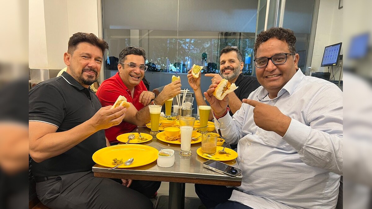 टिम कुक के बाद Paytm के विजय शेखर शर्मा ने उसी रेस्टोरेंट में खाया वड़ा पाव, डॉ. नेने के साथ शेयर की तस्वीर