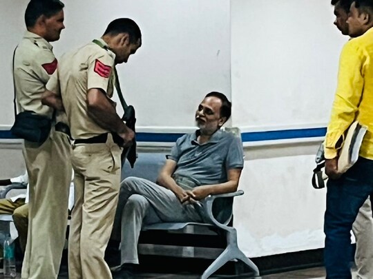 तिहाड़ जेल के बाथरूम में गिरे पूर्व मंत्री सत्येंद्र जैन, डीडीयू में भर्ती, 4 दिन में दूसरी बार पहुंचे अस्पताल