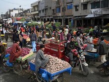 लाल है, लाल है... पाकिस्‍तान के हर बाजार में क्‍यों आ रही हैं ऐसी आवाजें