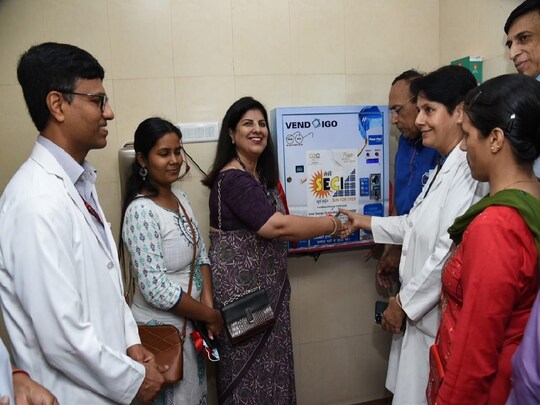 एम्‍स दिल्‍ली में महिला डॉक्‍टरों-मरीजों के लिए लगीं 14 सेनिटरी पैड वेंडिंग मशीनें, बस 10 रुपये में मिलेंगे तीन पैड