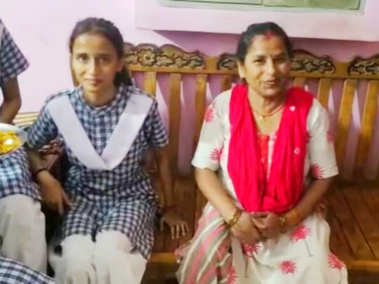 
CBSE Result 2023 : सीबीएसई बोर्ड 10वीं और 12वीं में अच्छे मार्क्स से पास होने वाले कई बच्चों की कहानियां दिल को छू लेने वाली हैं. कई बच्चों ने तमाम मुश्किलों और अभावों के बीच पढ़ाई करके अपने परिवार का मान बढ़ाया है. ऐसी ही एक दिल को छू लेने वाली कहानी नोएडा की आकांक्षा कुमारी की है. 