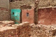 औरैया: घर की खुदाई के दौरान निकला 'मुगलकालीन खजाना', सोने की ईंट लेकर भागा मजदूर!