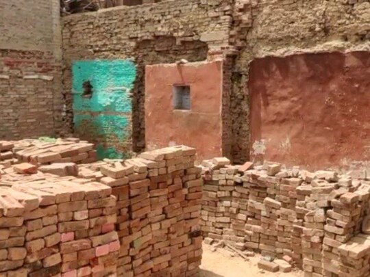Auraiya Moghul Era Treasure Found: मकान की खुदाई के दौरान निकला खजाना 