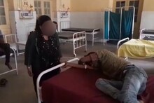 आशिकी का ऐसा इलाज! जिला अस्पताल में भर्ती युवक को प्रेमिका ने चप्पलों से पीटा, शादी का झांसा देकर रेप का आरोप
