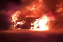 सड़क पर चलती कार में लगी आग, धू-धू कर जल गई पूरी कार, गाड़ी में सवार लोगों ने ऐसे बचाई जान