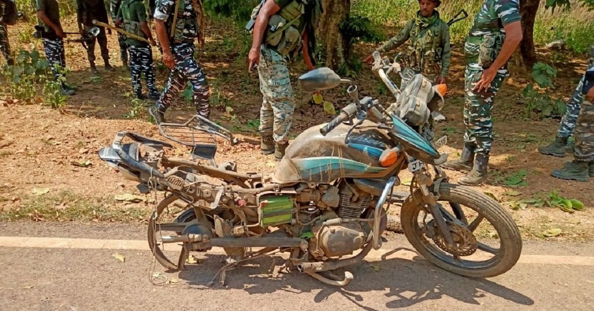 Jharkhand: कोल्हान जंगल में नक्सलियों का IED ब्लास्ट, CRPF जवान गंभीर, एयरलिफ्ट कर भेजा गया