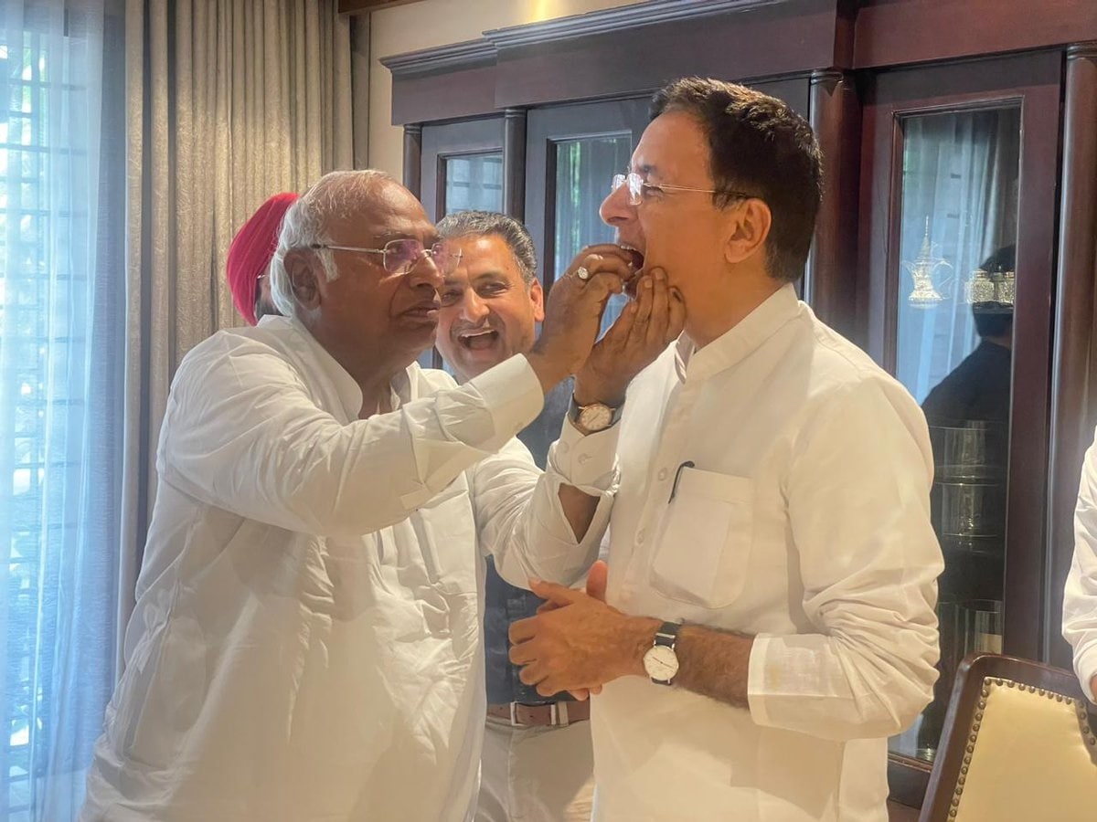 कर्नाटक के पिछले 34 साल के इतिहास में किसी पार्टी की सबसे बड़ी जीत है.Biggest Win For Congress Party, Karnataka Election 2023, big victory in history of karnataka, 1994 to 2023, community vote cast Karnataka Election Result 2023, Karnataka Election Results Live, Karnataka Results Live, Assembly Election Result 2023, Karnataka Election Results Winners List, Karnataka Election Constituency Wise Result, bjp damage in karnatka elections 2023, JDS, vote sharing, vote percentage of Congress has increased, Muslim community, Election Commission data, Congress got 42.93% vote, BJP 36.17% vote, JDS 12.97%, Minorities, muslim voters, jds, bjp, congress, कर्नाटक विधानसभा चुनाव परिणाम, मुस्लिम वोटरों ने किसे वोट दिया, कांग्रेस क्यों मारी बाजी, चुनाव आयोग, बीजेपी, कांग्रेस, जेडीएस, कांग्रेस की दूसरी सबसी बड़ी जीत, कर्नाटक के इतिहास में बड़ी जीत