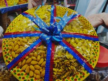 अपने खास रिश्तेदारों को दे ड्राई फ्रूट से सजी थाली