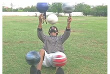 Ajab-Gajab: एक साथ 5 फुटबॉल को अपने इशारों पर नचाता है यह शख्स, पैंसिल की नोक पर घूमाता है
