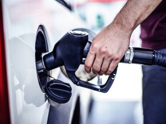 Petrol Pump Fraud: पेट्रोल पंप पर अब नए तरीकों से ठगी होने लगी है. इसके लिए आपकी कार में डलने वाले फ्यूल की डेंसिटी बदल दी जाती है. जिससे न केवल रुपयों का नुकसान होता है बल्कि कार का इंजन भी खराब हो जाता है. 