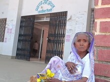 खुद को जिंदा साबित करने 84 साल की महिला लगा रही दफ्तरों के चक्कर...