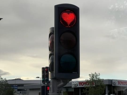 आइसलैंड के एक शहर में दिल के आकार की लाल ट्रैफिक लाइट नजर आती है. (फोटो: Twitter/@MSobiepan)