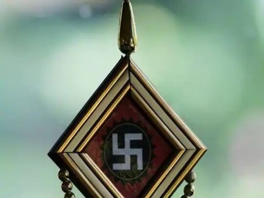 सऊदी अरब में एक शख्स ने अपने फ्लैट के दरवाजे पर स्वास्तिक चिन्ह लगाया था, इसके बाद पड़ोसियों ने इसकी शिकायत पुलिस से कर दी. (सांकेतिक फोटो)